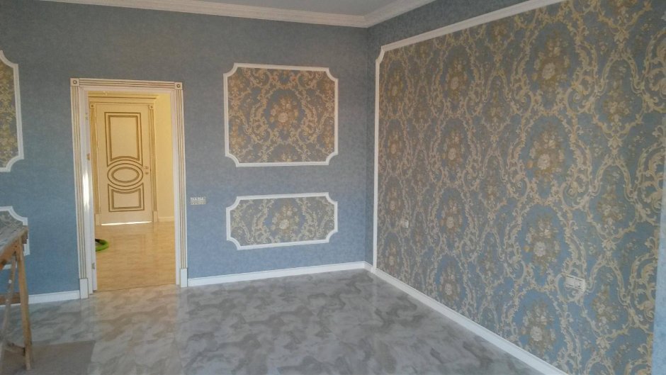 Поклейка обоев с молдингами