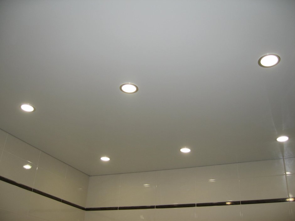 Натяжные потолки белые матовые с точечными светильниками
