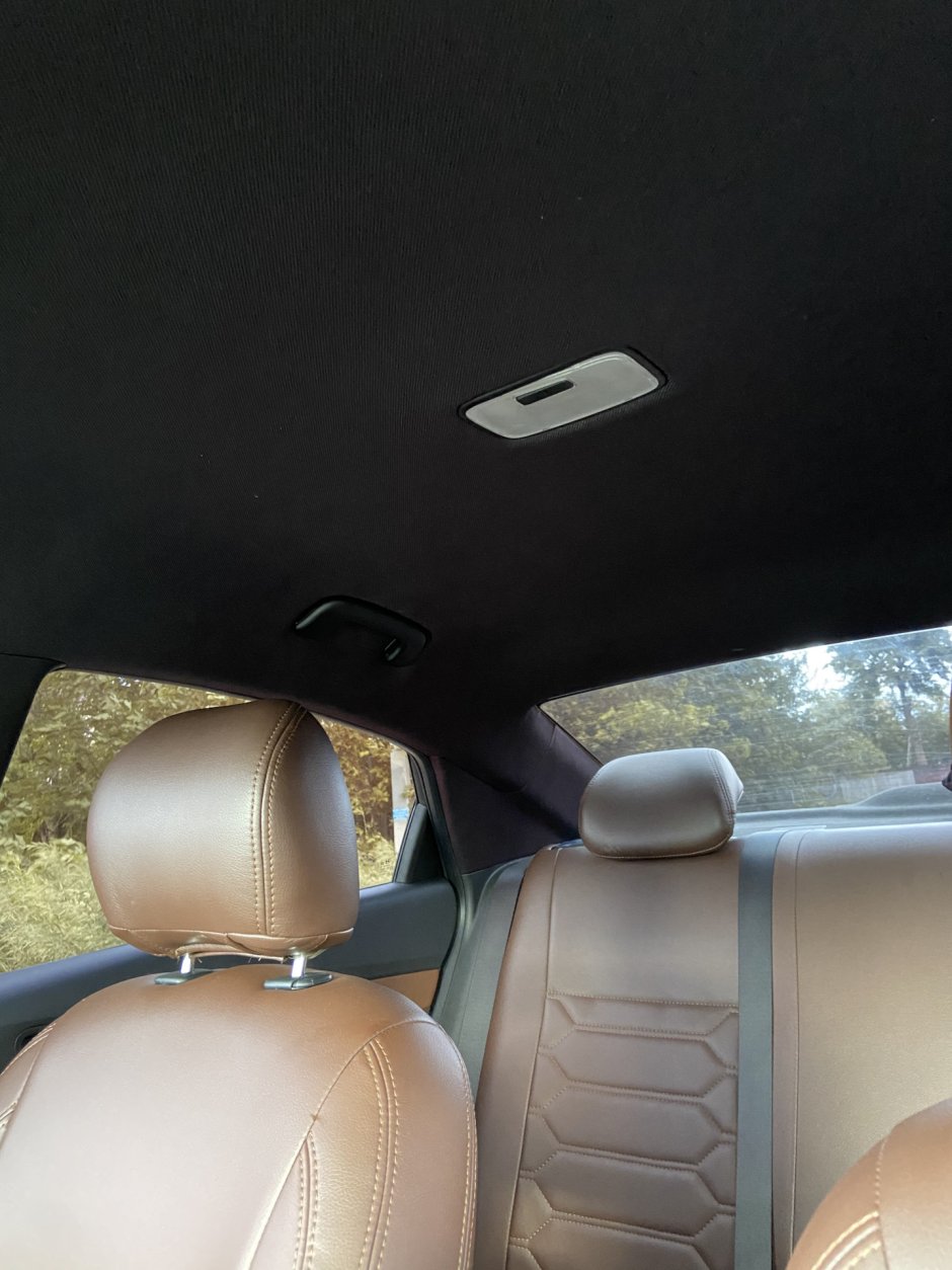 Чёрный потолок на Hyundai Solaris 2