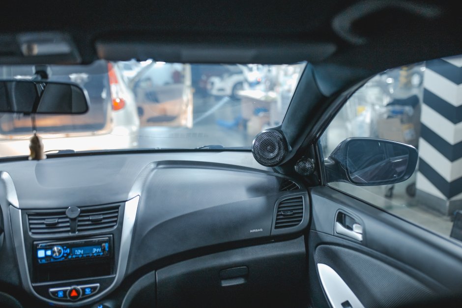 Черный потолок Hyundai Solaris