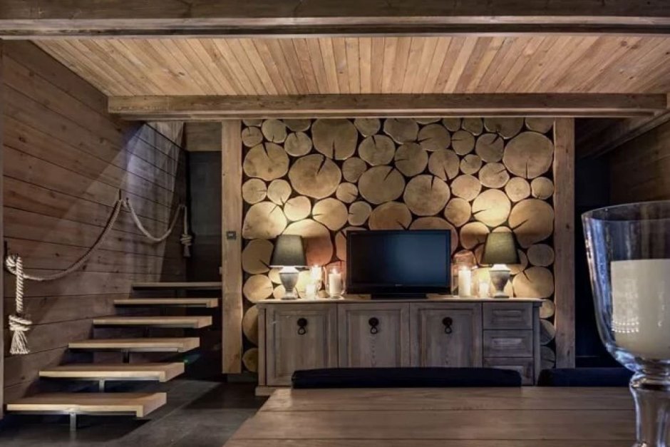 Спилы дерева на стене