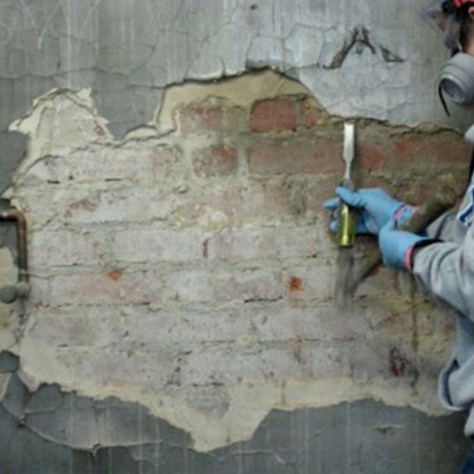 Демонтаж старой штукатурки