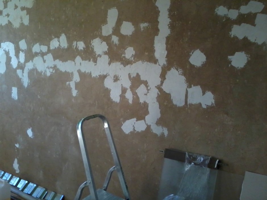 Трещина на штукатурке на стене