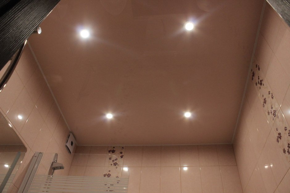 Матовый потолок в ванной