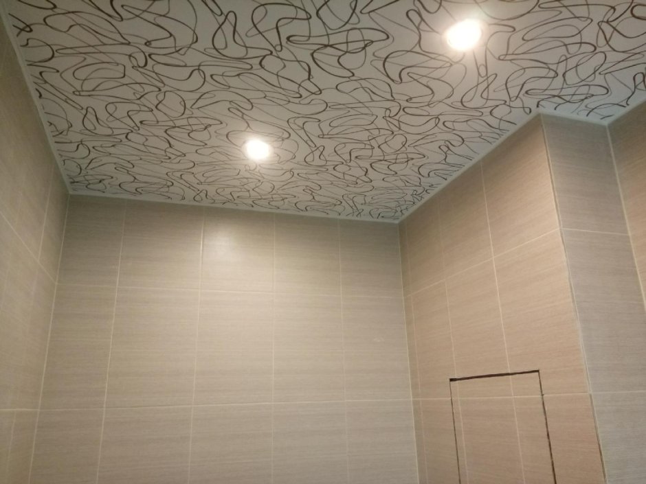 Плитками матовый потолок в ванной