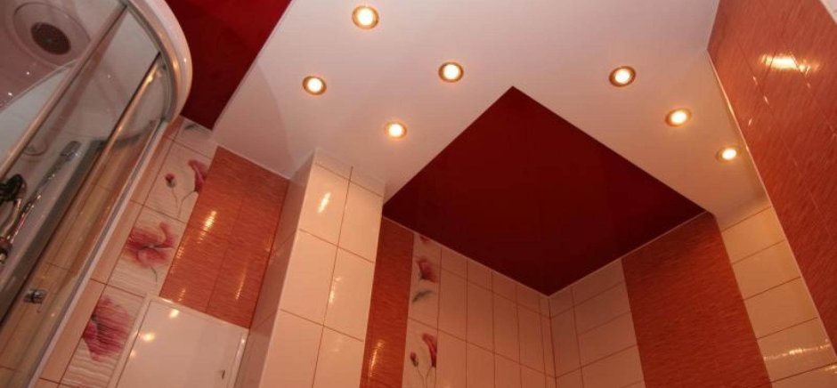 Комбинированный натяжной потолок в ванной