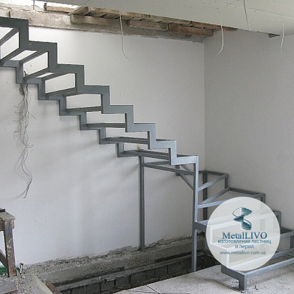 Металлокаркас лестницы с забежными ступенями