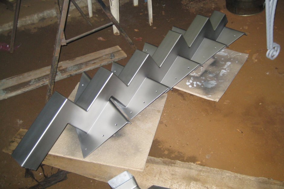 Лестница косоур из профильной трубы