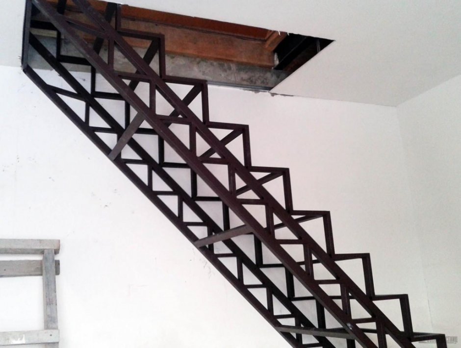 Лестница металл 40на40