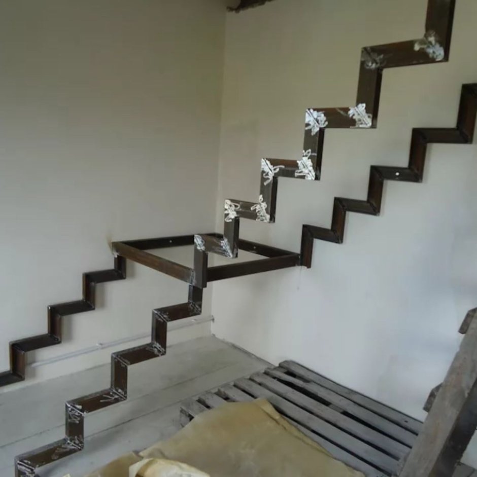 Лестница 2 косоура металл