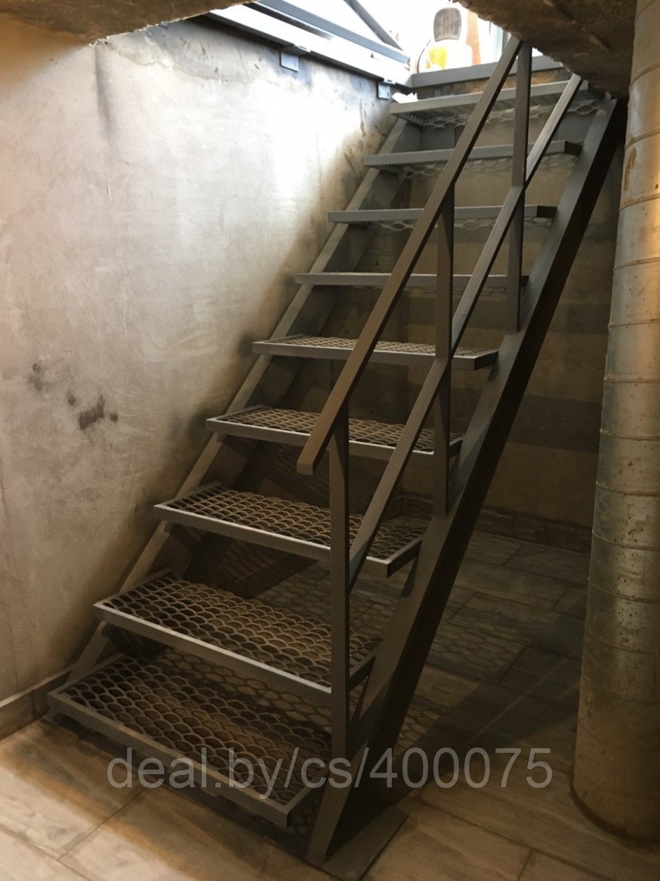 Лестница в подвал металлическая