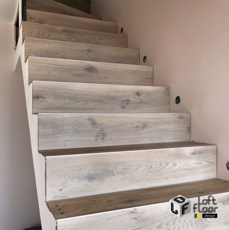 Обшивать лестницу винилом