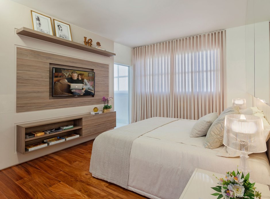 Интерьер спальни с телевизором