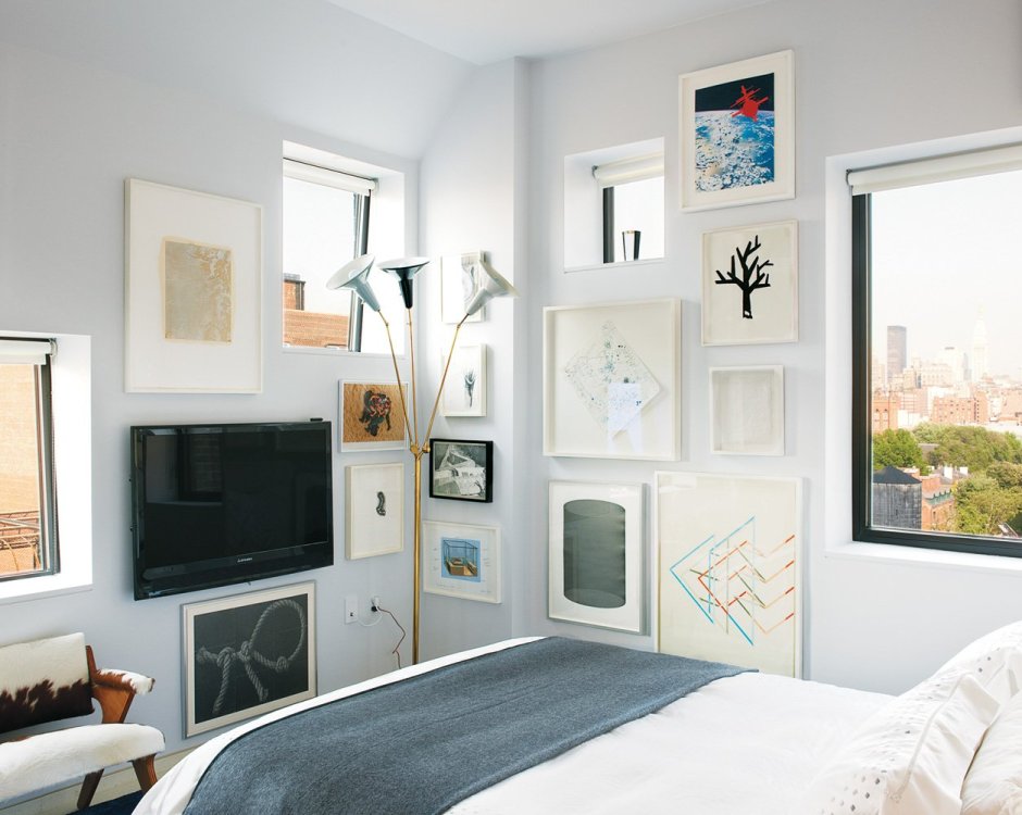 Телевизор на стене в спальне