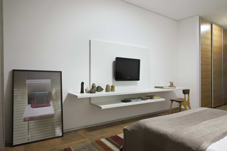 Интерьер спальни с телевизором