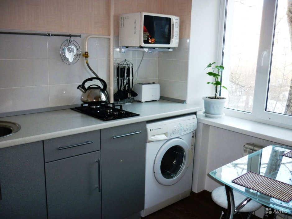 Микроволновка на подоконнике на кухне