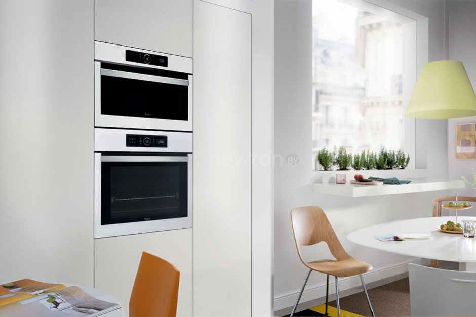 Обычная микроволновка в кухне