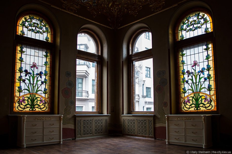 Витражное окно с дверью