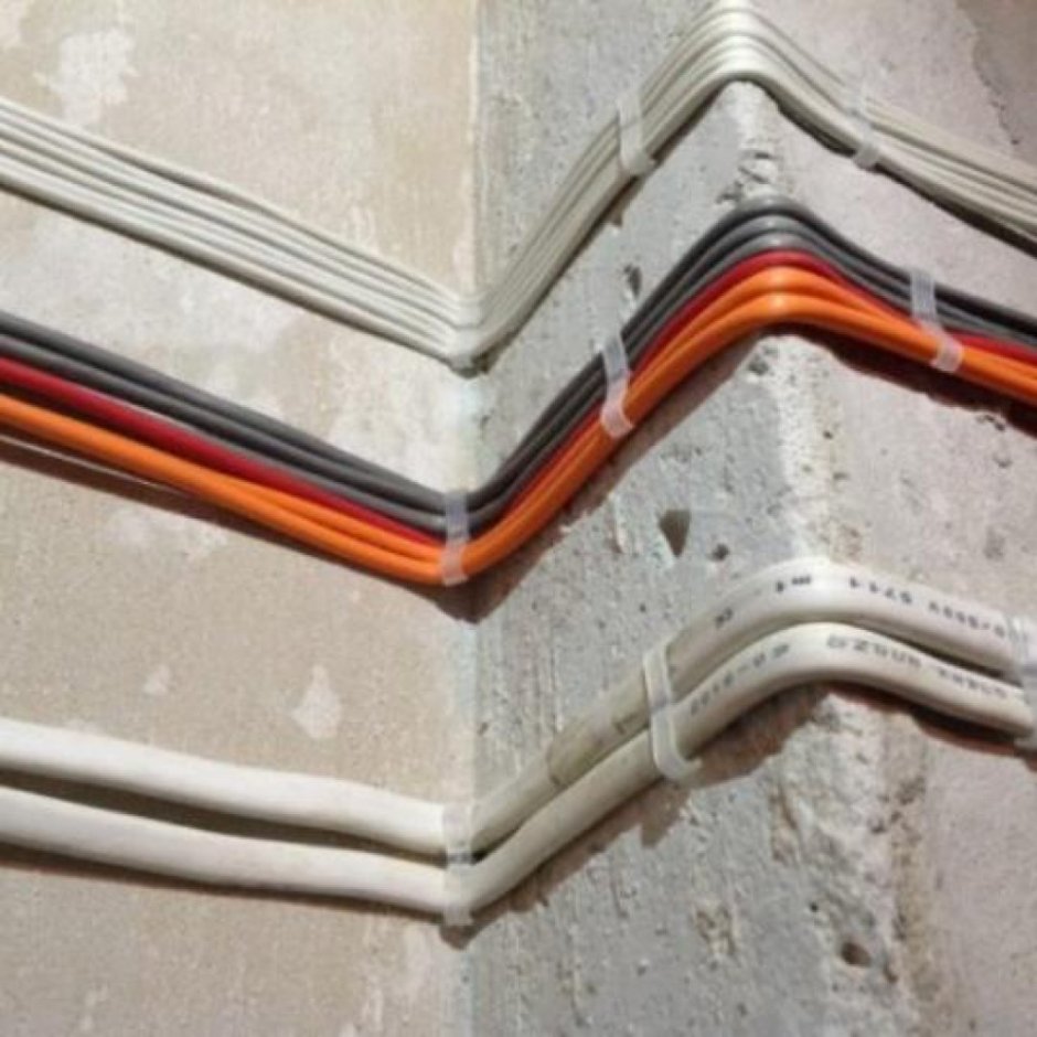 Крепеж кабеля к стене под штукатурку