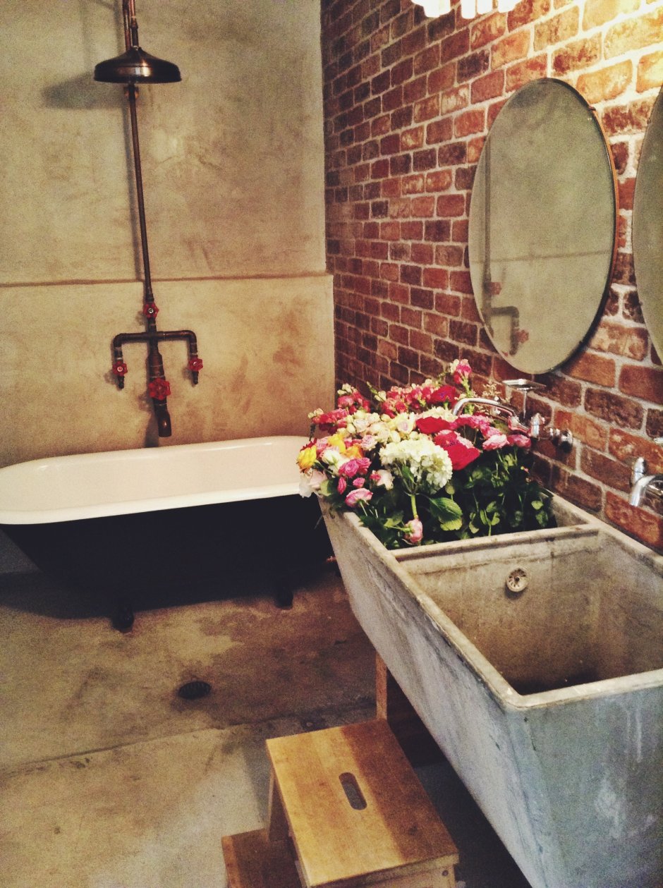 Ванная на кирпичах