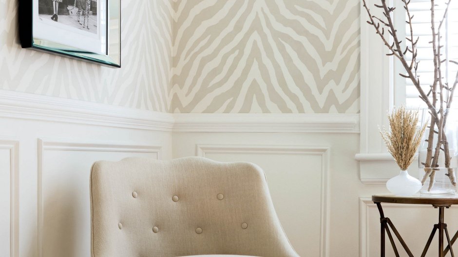 Бордовые обои в коридоре