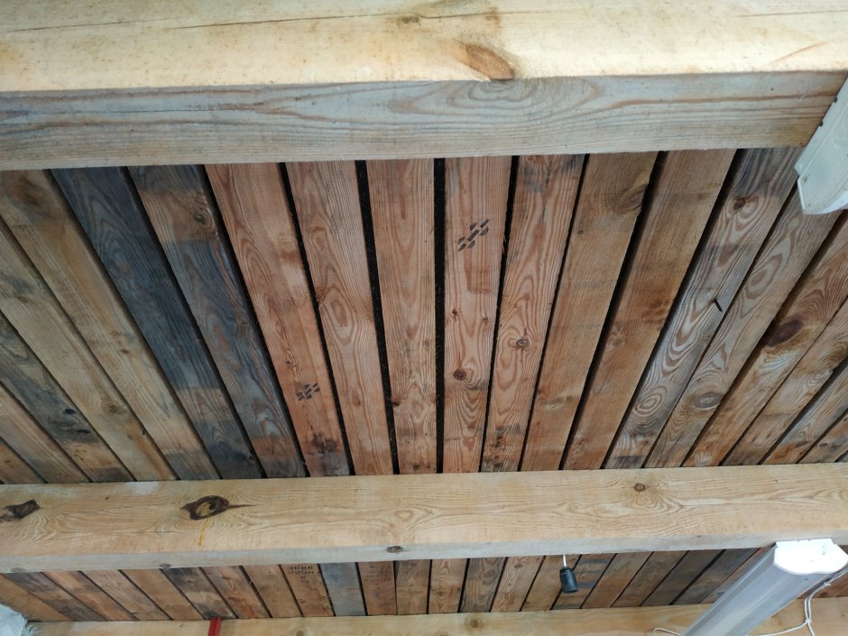 Щели деревянный потолок