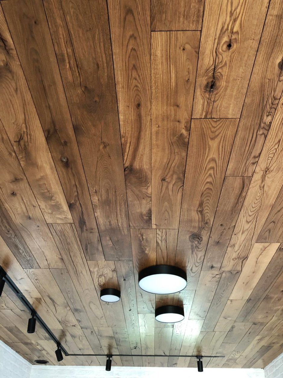 Потолок из обрезной доски