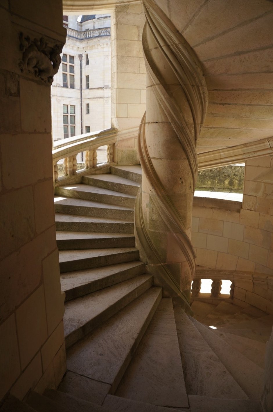 Замок Шамбор лестница Леонардо да Винчи