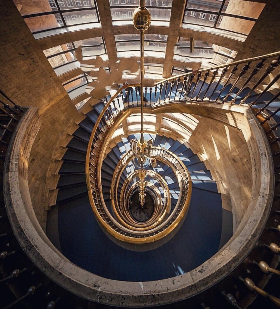 Музей землеведения МГУ спиральная лестница