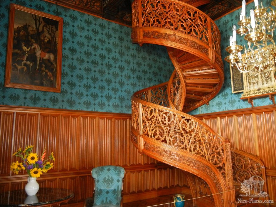 Лестница резная деревянная винтовая