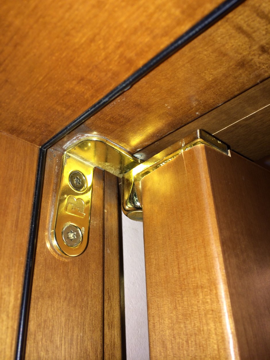 Лобби отеля с лифтами