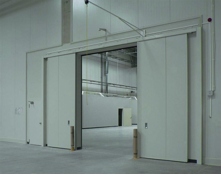 Двери Инвизибл и плинтус