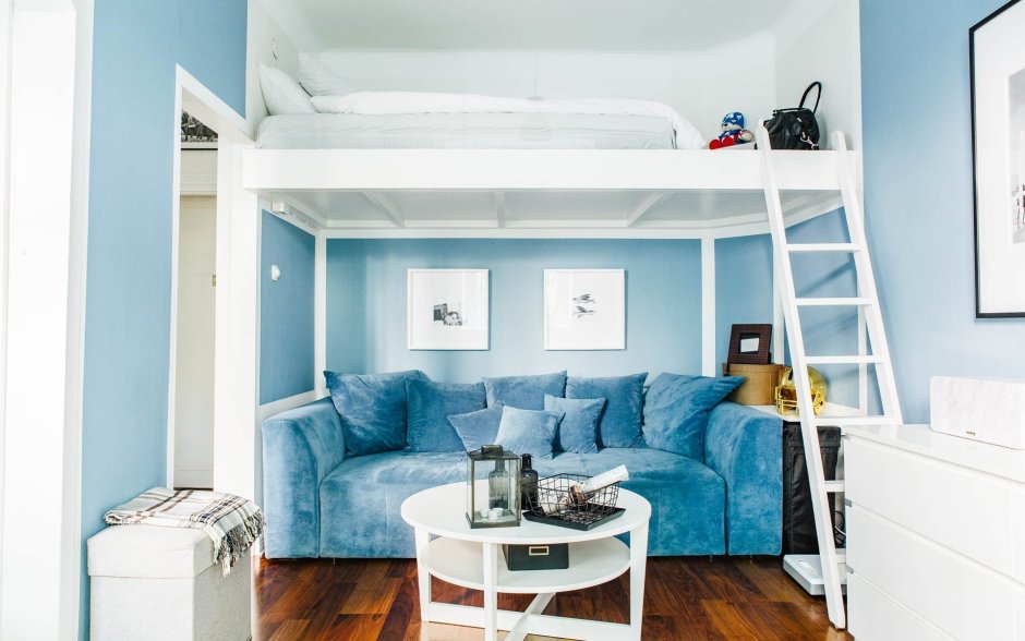 Квартира студия с кроватью под потолком