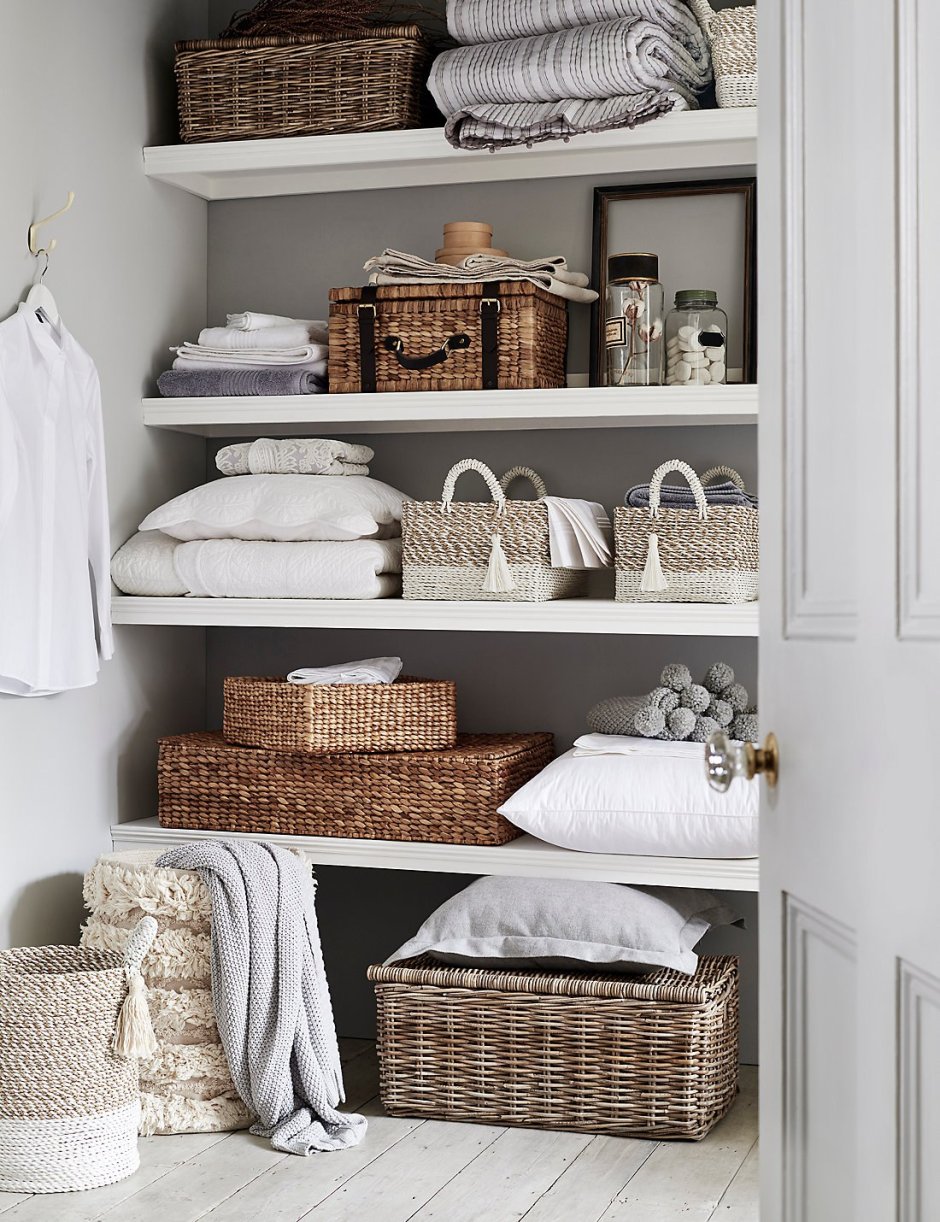 Плетеные корзины в интерьере гостиной