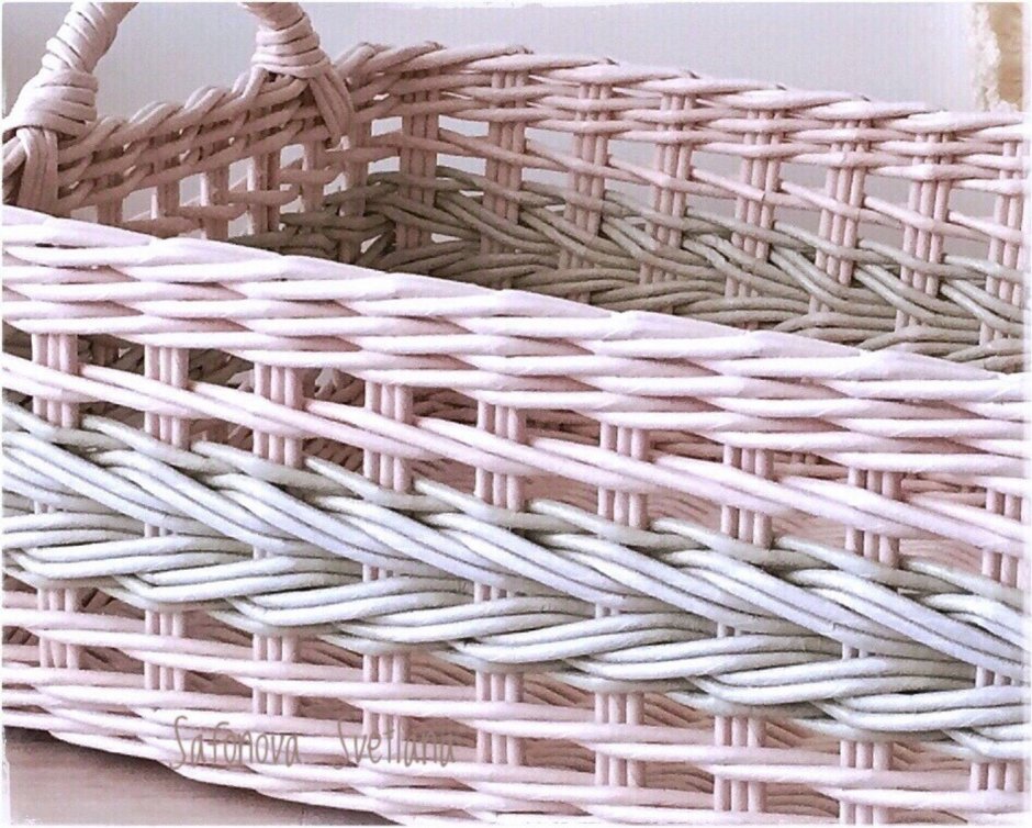 Прикроватный столик плетеный