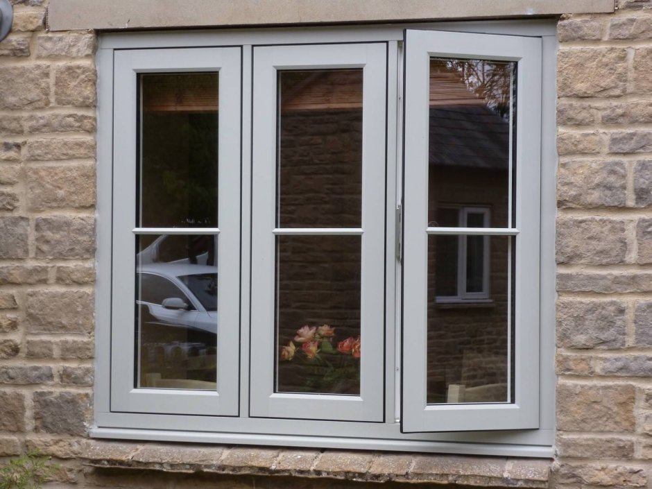 Серые оконные рамы