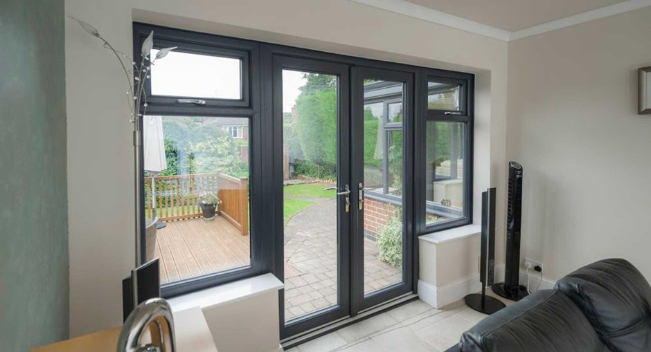 Серые пластиковые окна