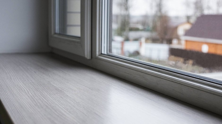 Темные окна в интерьере