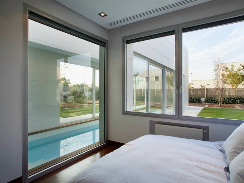 Серые пластиковые окна