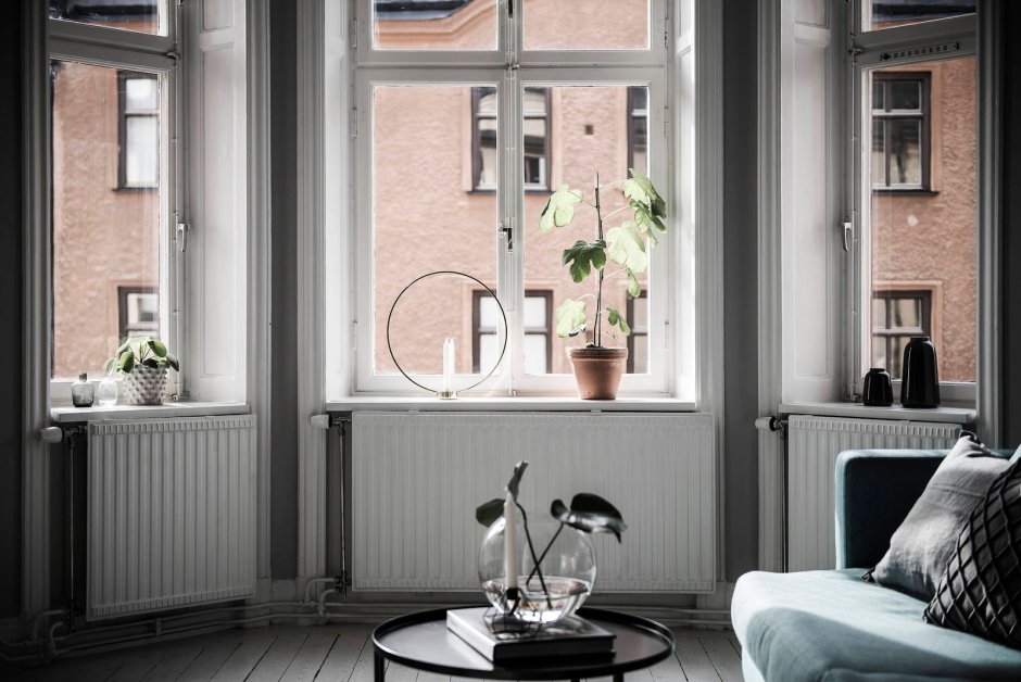 Черные оконные рамы в интерьере