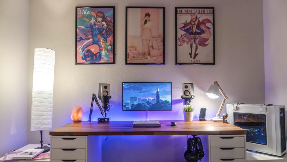 Геймерская комната с картинами