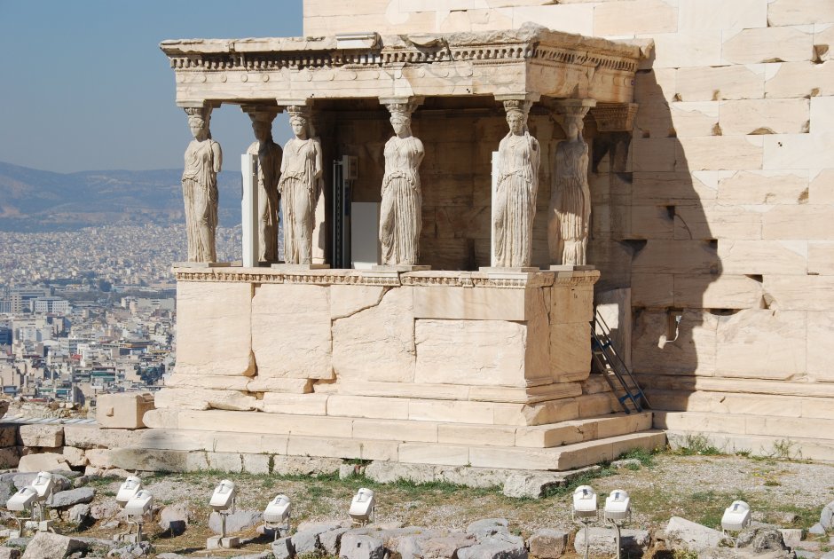 Библиотека Адриана в Афинах (132—134 гг. н. э. к северу от Акрополя)