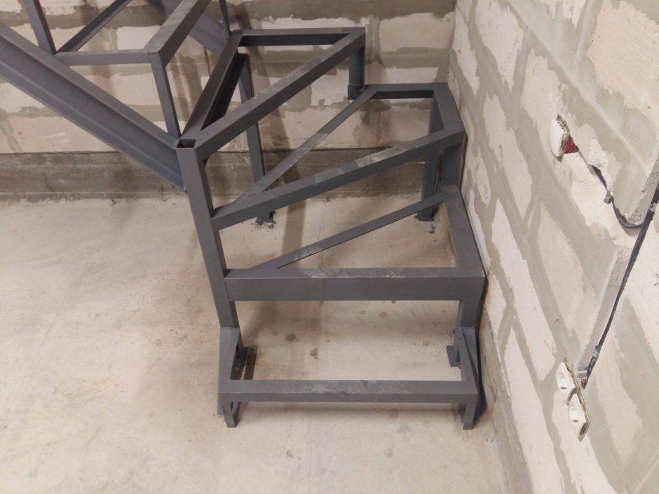 Деревянная лестница вешалка