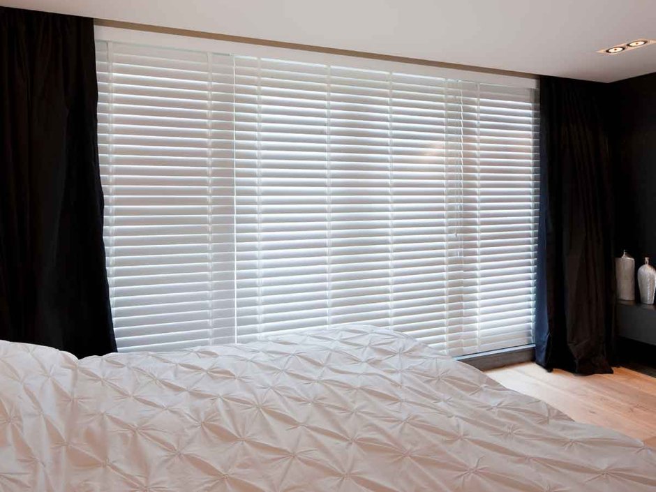 Гирлянда на окно с рулонными шторами