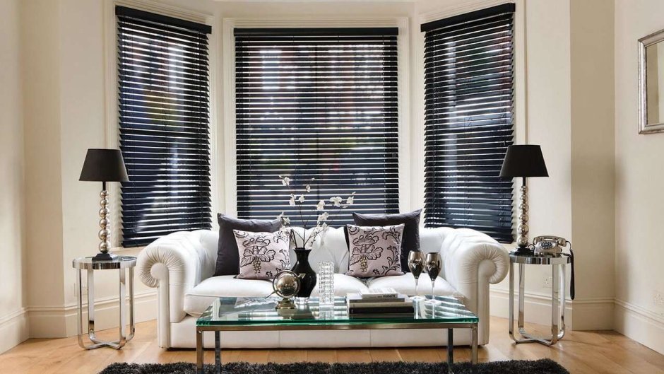 Черные деревянные жалюзи в интерьере