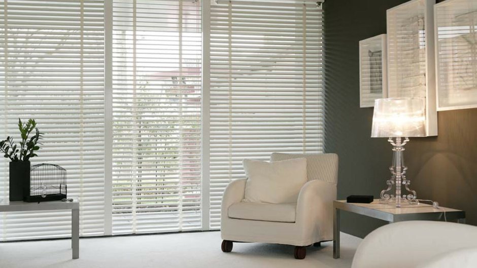 Жалюзи деревянные горизонтальные белые