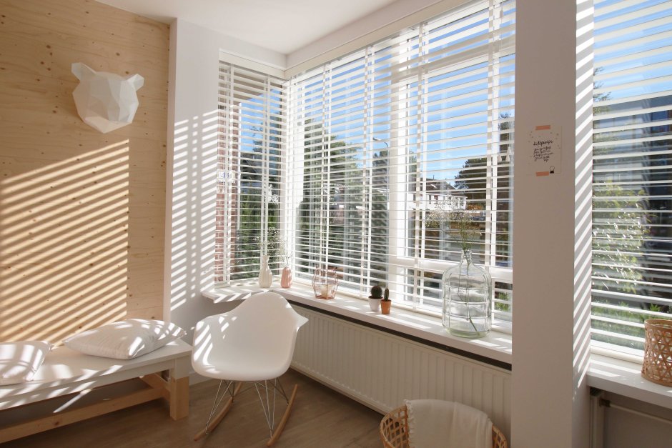 Белые деревянные жалюзи