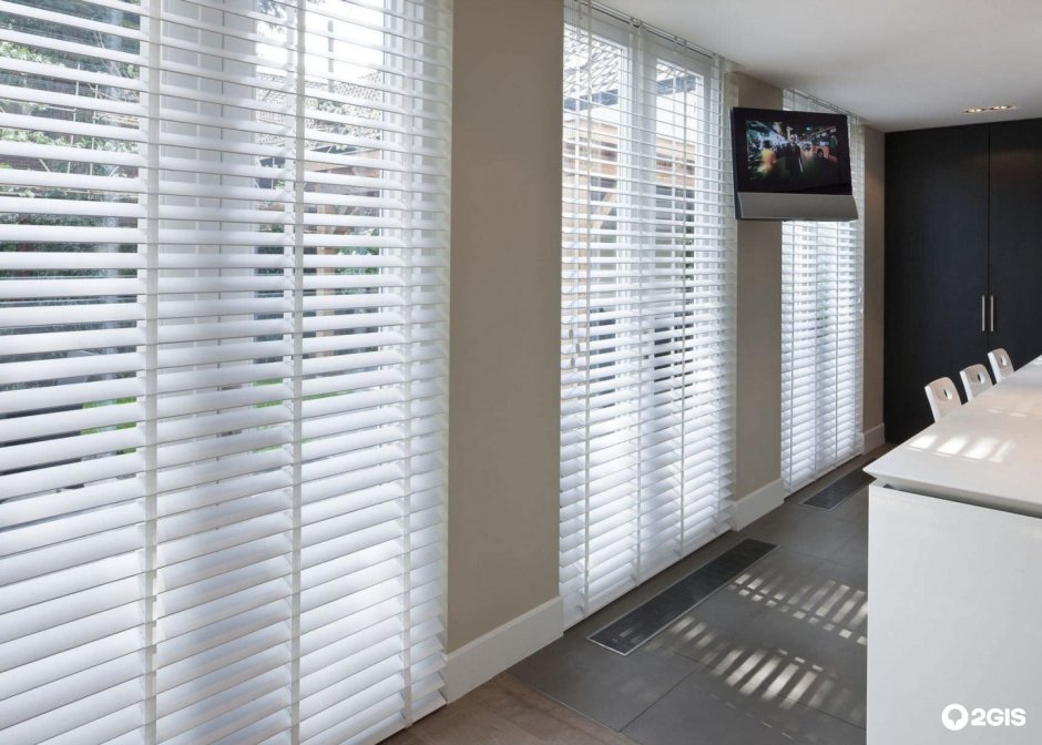 Жалюзи на окно в кухне