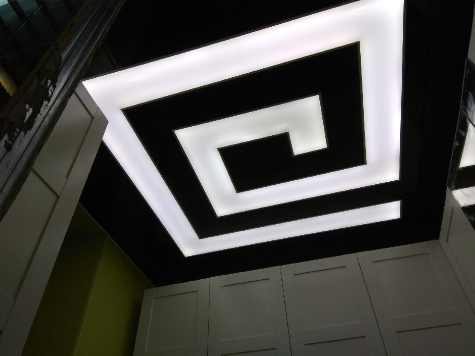 Световые линии на потолке