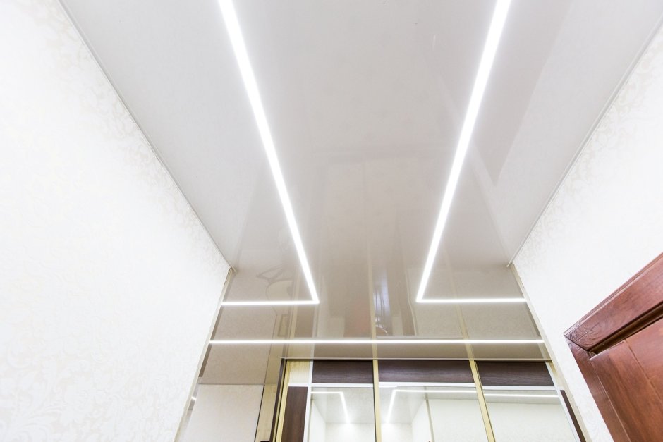 Парящий потолок в гостиной